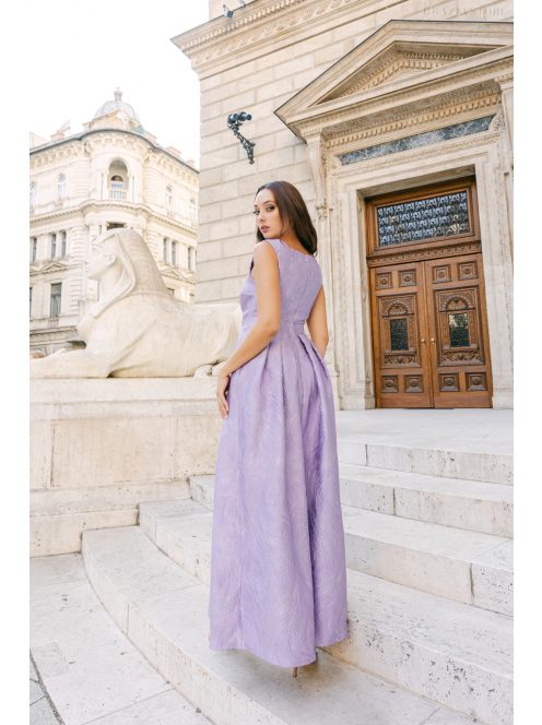 Kitti – fialové maxi šaty zo vzorovaného materiálu, rovným výstrihom a skladanou sukňou