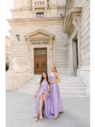 Kitti – fialové maxi šaty zo vzorovaného materiálu, rovným výstrihom a skladanou sukňou