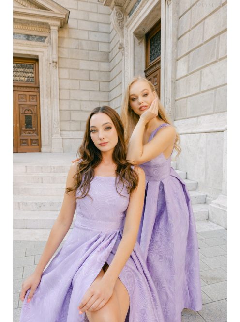 Kitti – fialové maxi šaty zo vzorovaného materiálu, rovným výstrihom a skladanou sukňou