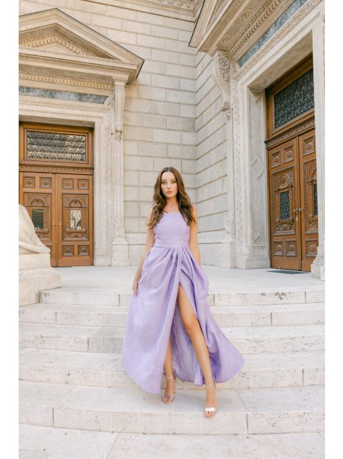 Kitti – fialové maxi šaty zo vzorovaného materiálu, rovným výstrihom a skladanou sukňou