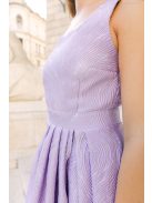 Kitti – fialové maxi šaty zo vzorovaného materiálu, rovným výstrihom a skladanou sukňou