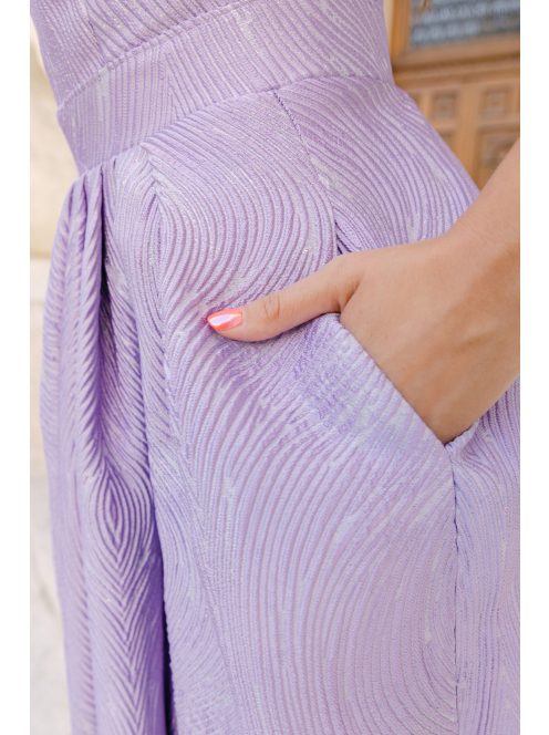 Kitti – fialové maxi šaty zo vzorovaného materiálu, rovným výstrihom a skladanou sukňou