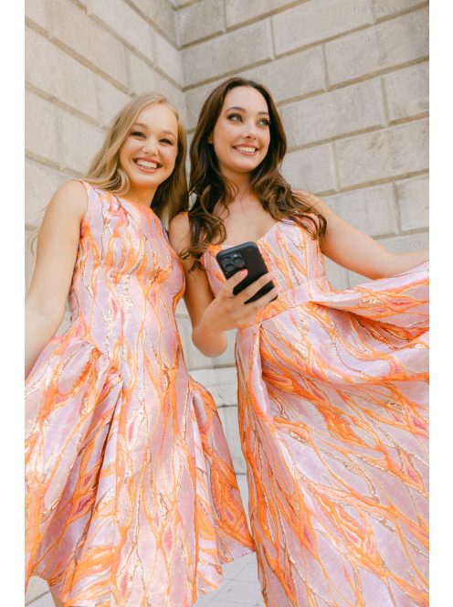 Evelin – farebné vzorované maxi šaty s výstrihom v tvare srdca a volánikovou sukňou