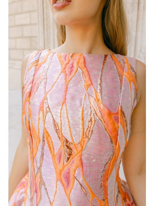 Niko – žakárové mini šaty so zlatým abstraktným vlnovým vzorom