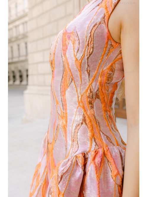 Niko – žakárové mini šaty so zlatým abstraktným vlnovým vzorom